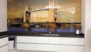 חיפוי קיר זכוכית גשר לונדוןבשילוב קלפה