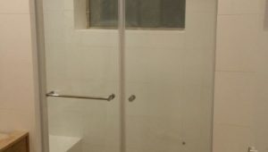 מקלחון חזית 2 דלתות מתלה מגבת