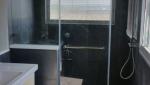 מקלחון חזית 2 קבועים ודלת מחיצה
