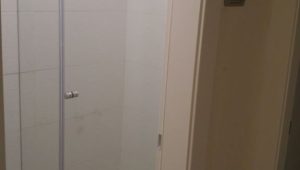 מקלחון חזית קבוע ודלת לקיר שקוף מוט חיזוק